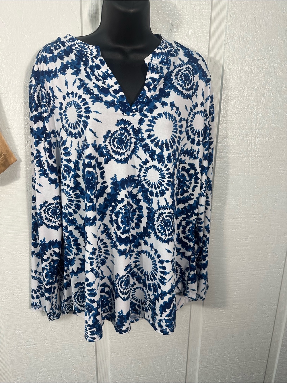 A Walk In the Park Blue and White Top Size XL EUC